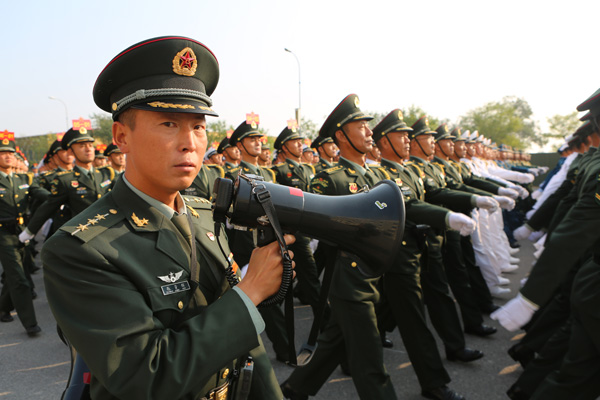 閱兵精神,用自己的實際行動為部隊的建設做貢獻,用軍人正步走的態度