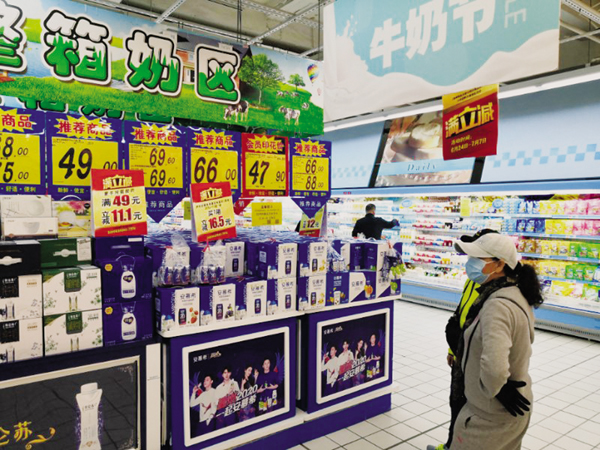 一家品牌的促销员小赵介绍,牛奶是市民逛超市热衷选购的商品,各品牌在