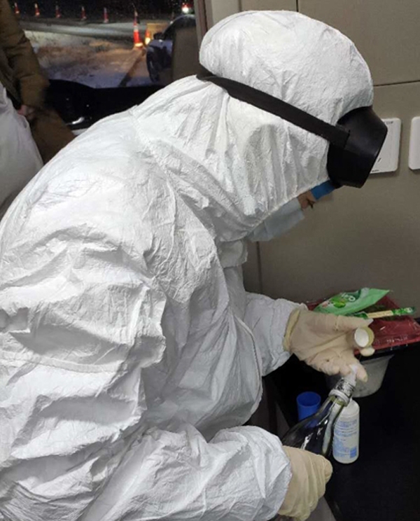 陈昕医生在做消毒准备工作