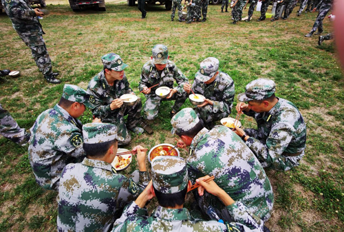 云南曲靖人武部组织民兵应急拉练
