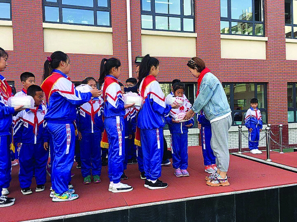 齐齐哈尔新闻网9月17日讯(张磊 马晓丹)近日,永安小学在升国旗仪式上