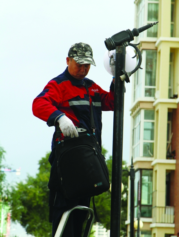 物业维修小区公共设施 提升业主们居住幸福感 - 齐齐哈尔新闻网