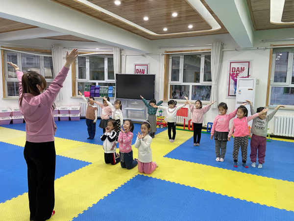 齐齐哈尔:市第二幼儿园惠民活动见实效 延时服务解忧难 - 齐齐哈尔